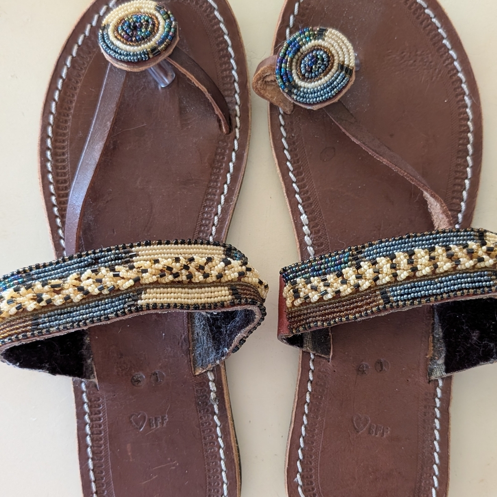 Women's Brown African Handmade Beaded Toe-Ring Sandals with Gold Accent